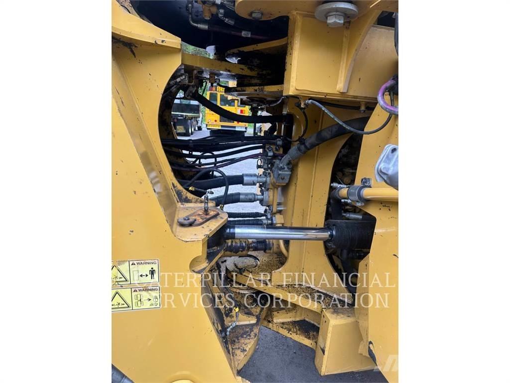 CAT 982M Kolesni nakladalci