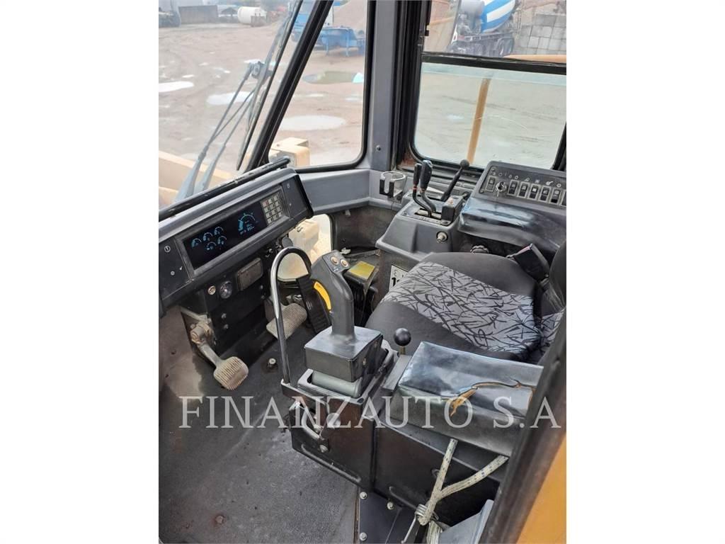 CAT 988F Kolesni nakladalci