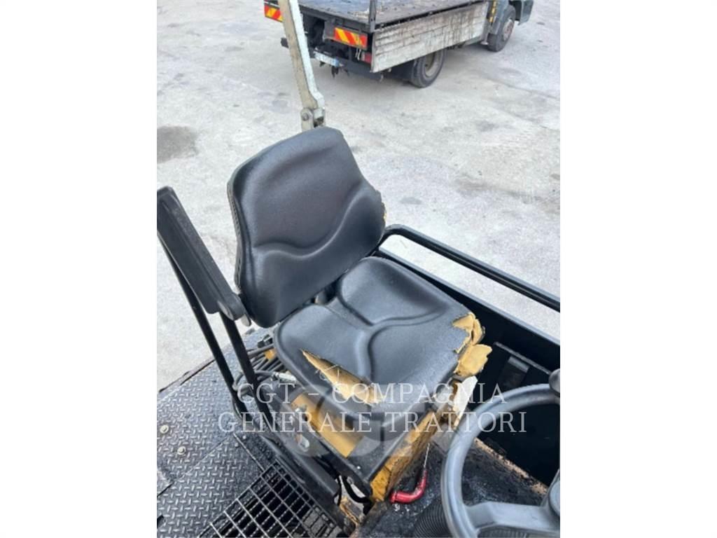 CAT AP300 Asfaltni finišerji
