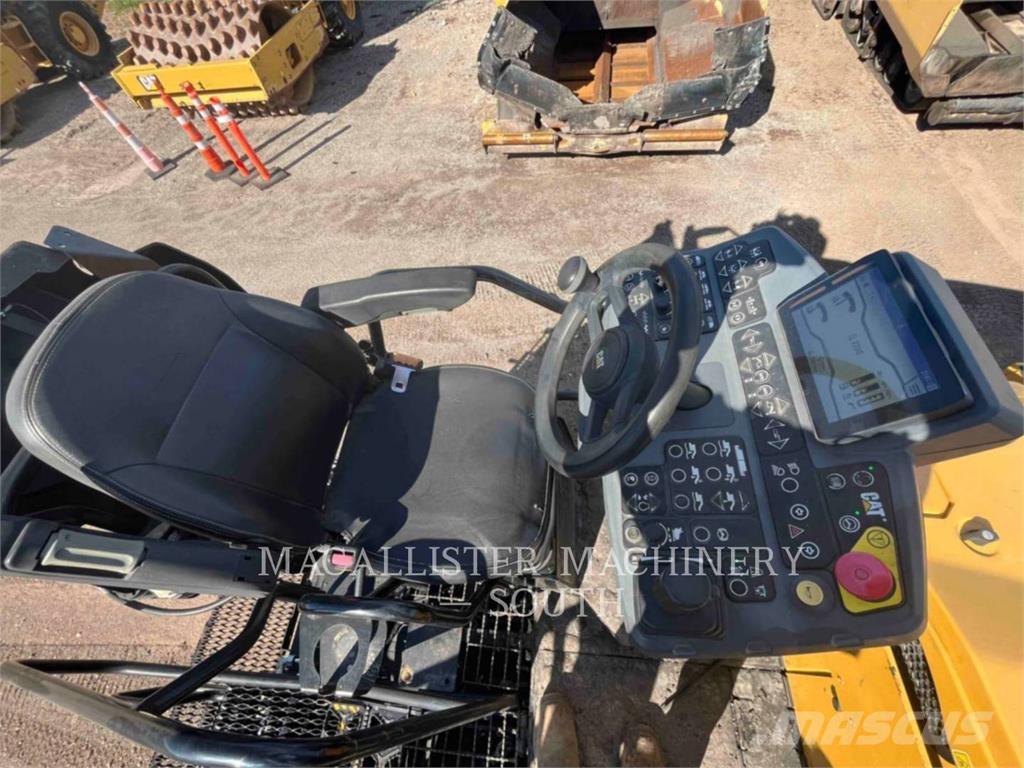 CAT AP555 Asfaltni finišerji