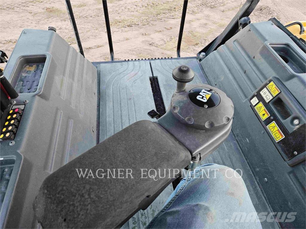 CAT CB16 Asfaltni finišerji