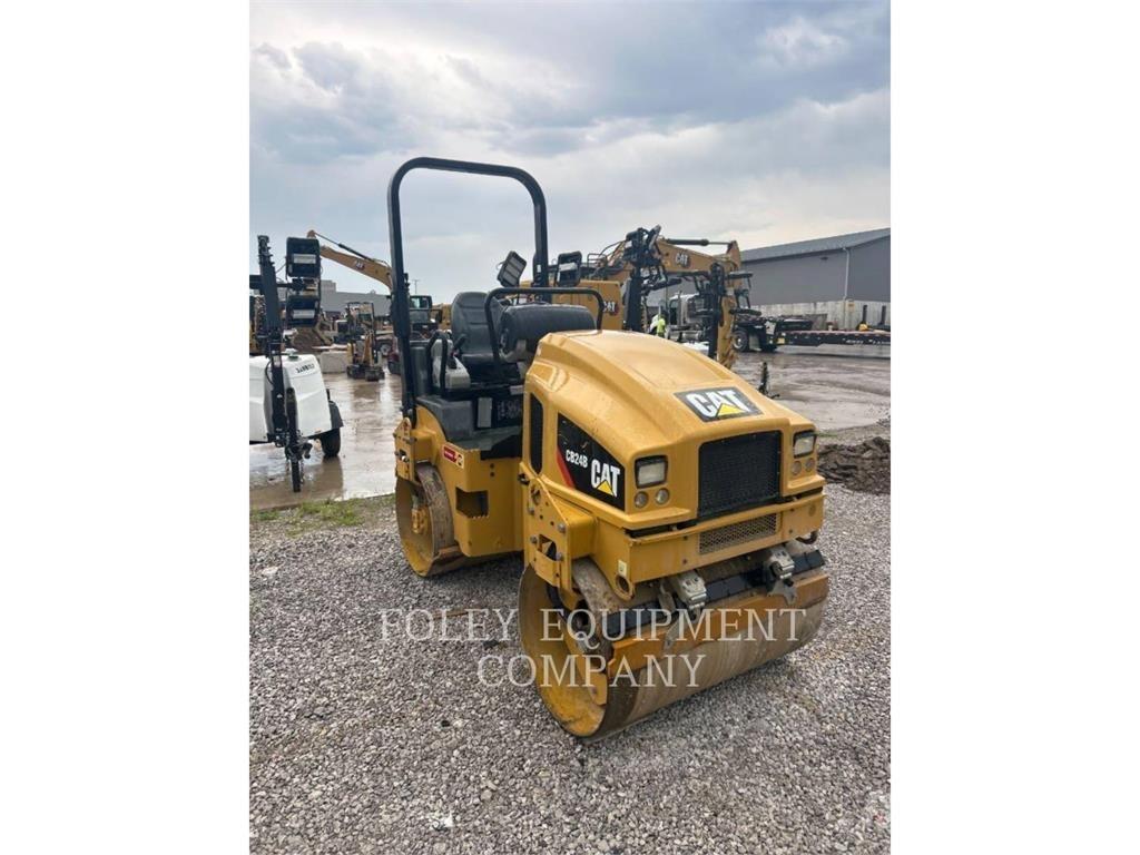 CAT CB24B Kompaktorji tal