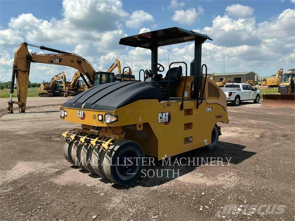 CAT CW16 Kolesni valjarji s pnevmatikami
