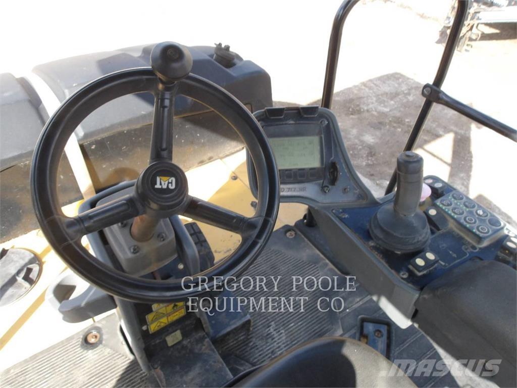 CAT CW16 Kolesni valjarji s pnevmatikami