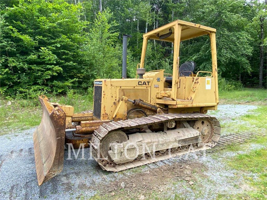 CAT D3B Buldožerji goseničarji