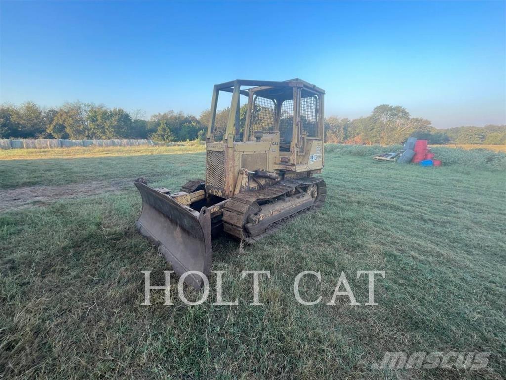 CAT D3B Buldožerji goseničarji