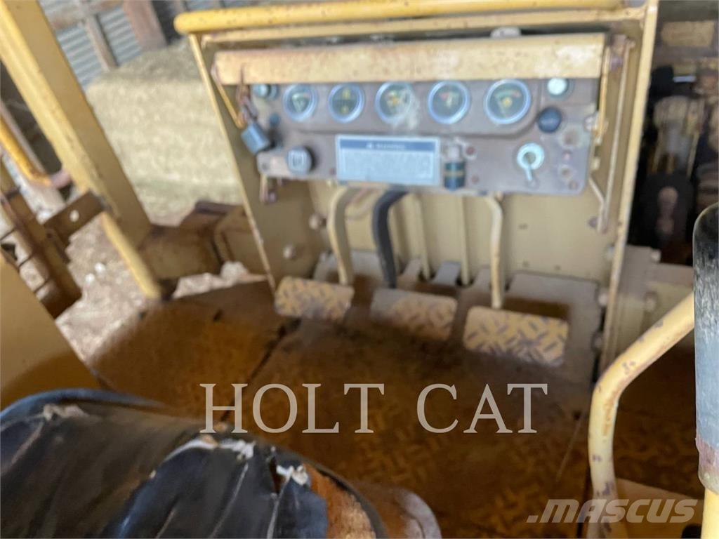 CAT D3B Buldožerji goseničarji