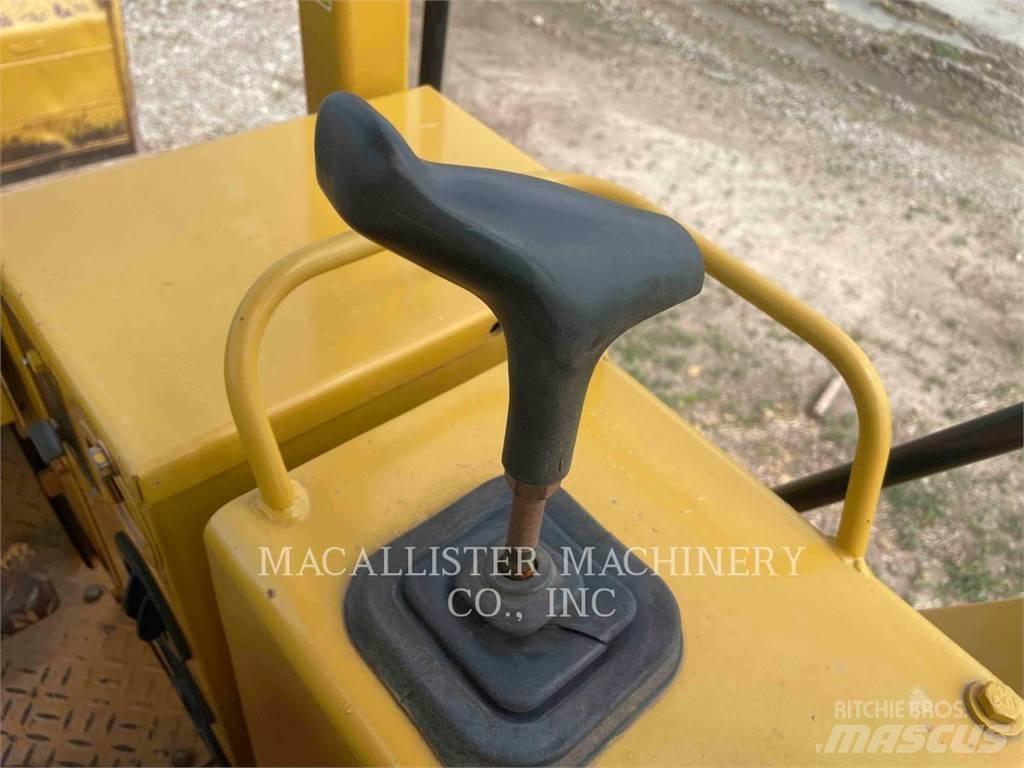 CAT D4C Buldožerji goseničarji