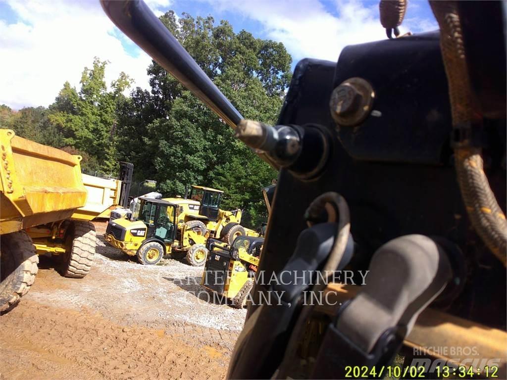 CAT D5 Buldožerji goseničarji