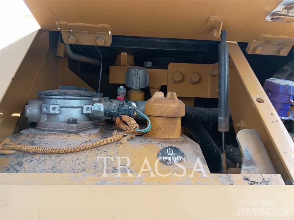 CAT D5 Buldožerji goseničarji