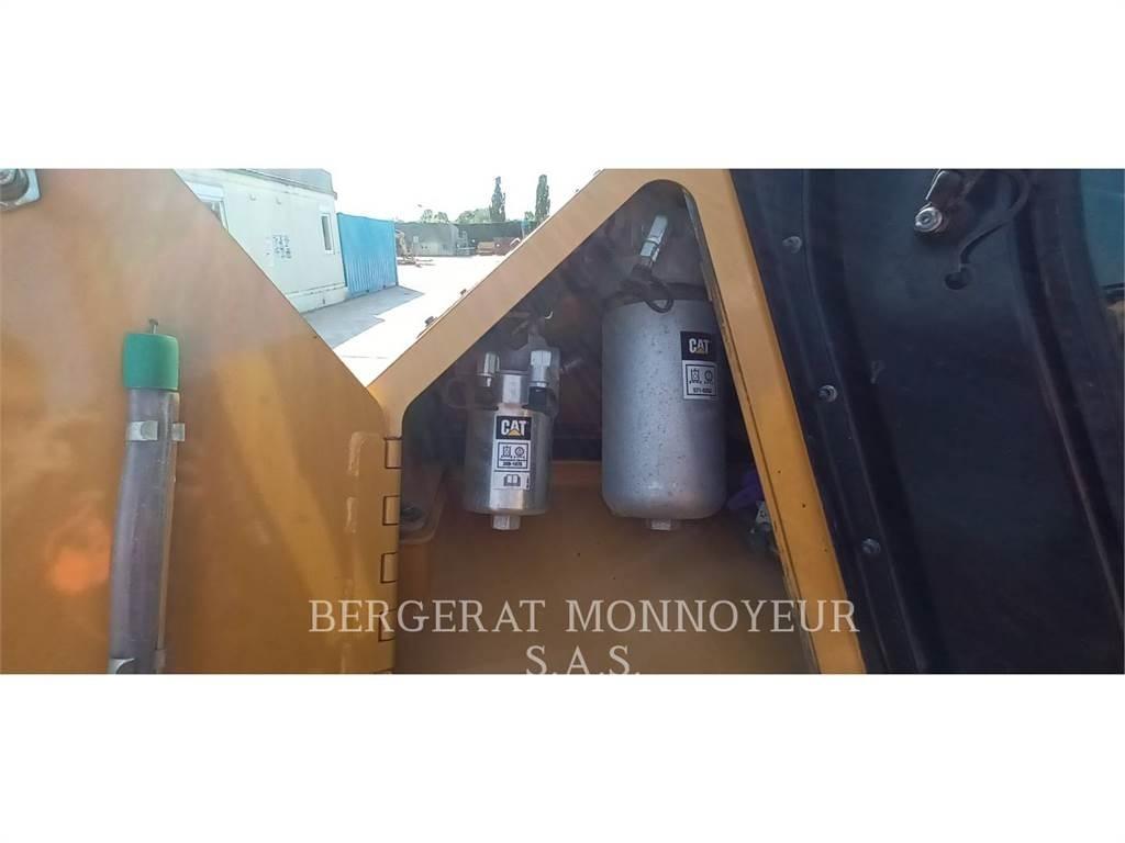 CAT D5 Buldožerji goseničarji