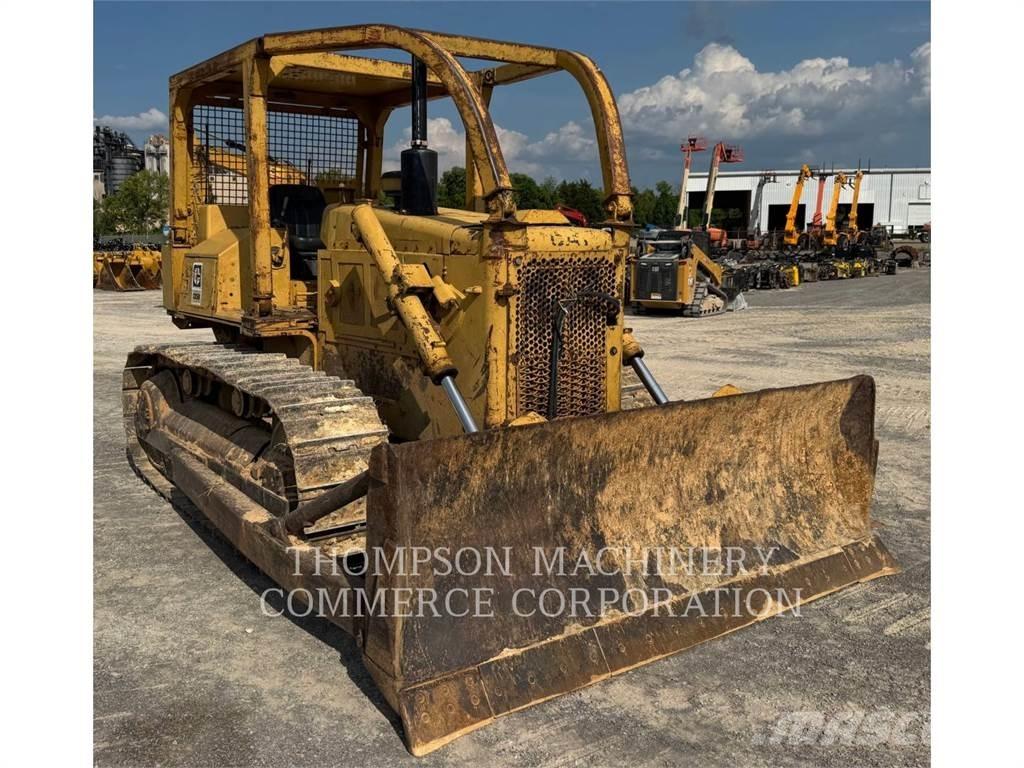 CAT D5B Buldožerji goseničarji