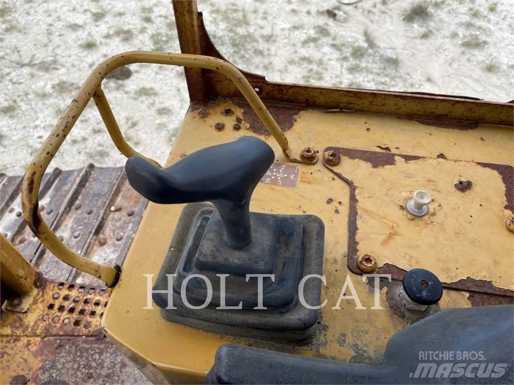 CAT D5M Buldožerji goseničarji