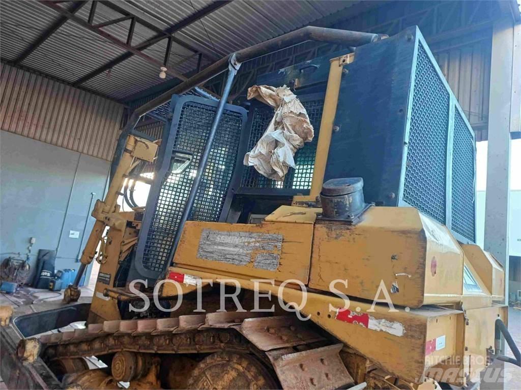 CAT D6T Buldožerji goseničarji