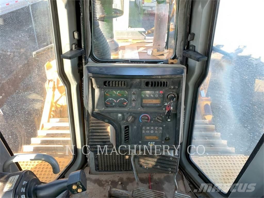 CAT D6T Buldožerji goseničarji