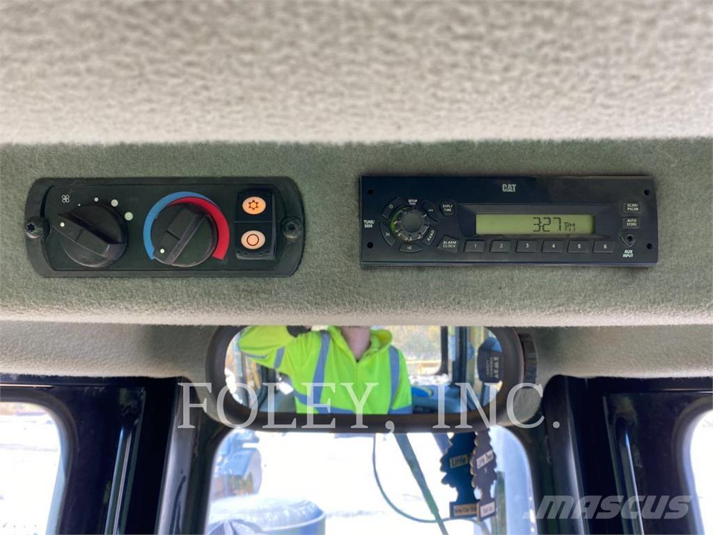 CAT D6T Buldožerji goseničarji