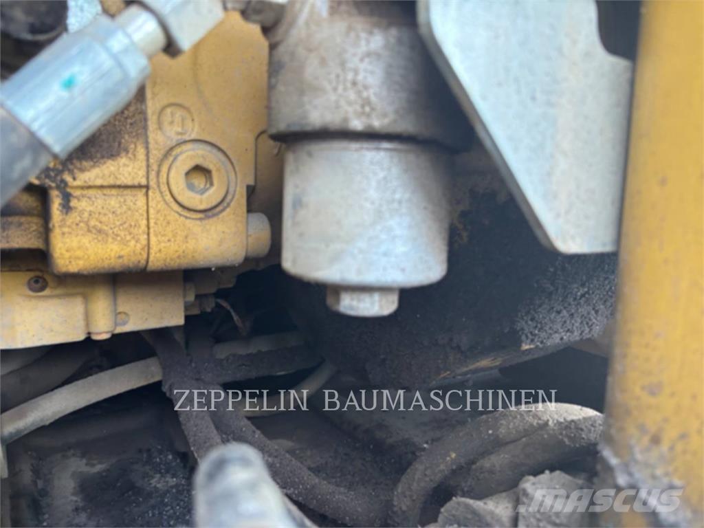 CAT M317F Bagri na kolesih