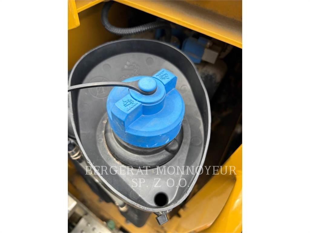 CAT M318 Bagri na kolesih