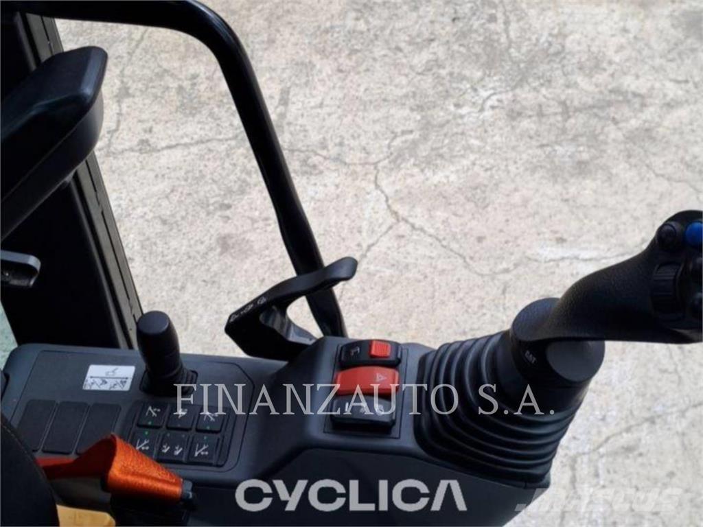 CAT M318 Bagri na kolesih