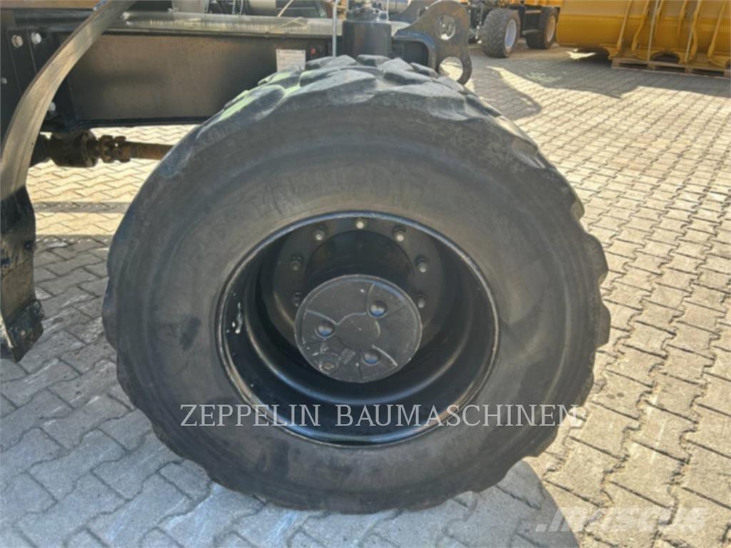 CAT M318-07A Bagri na kolesih