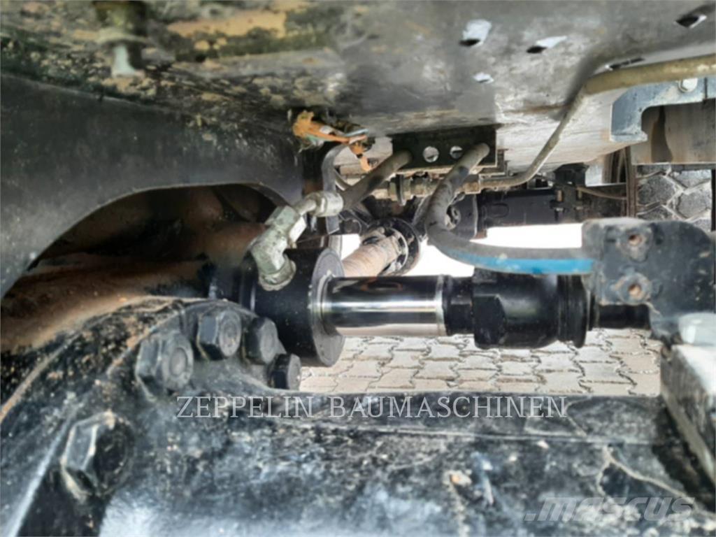 CAT M318-07A Bagri na kolesih