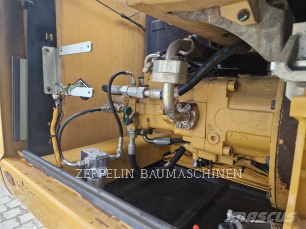 CAT M318D Bagri na kolesih