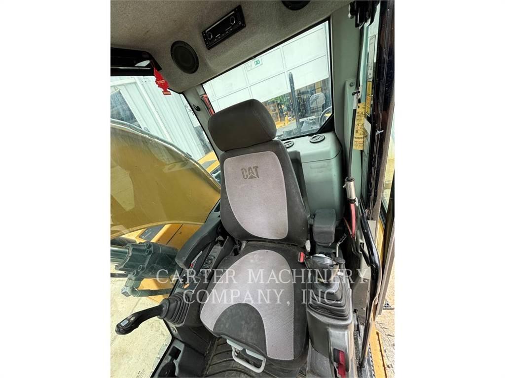 CAT M318F Bagri na kolesih