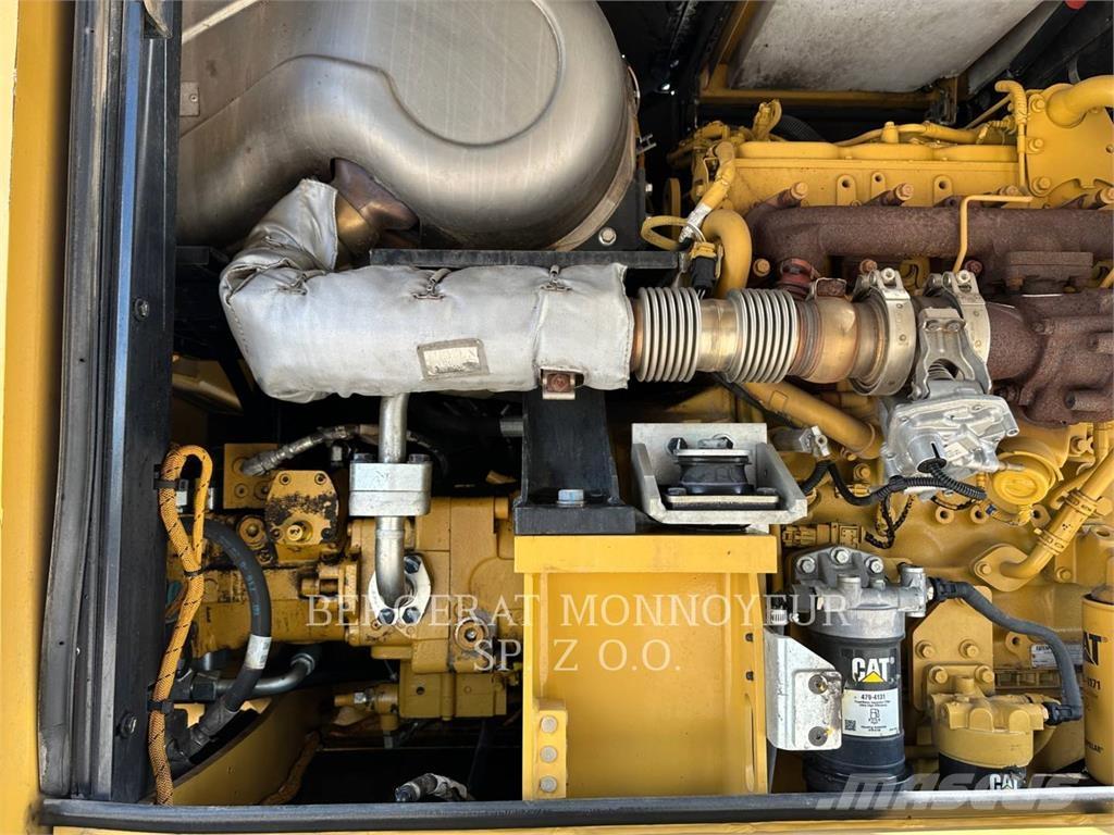 CAT M318F Bagri na kolesih