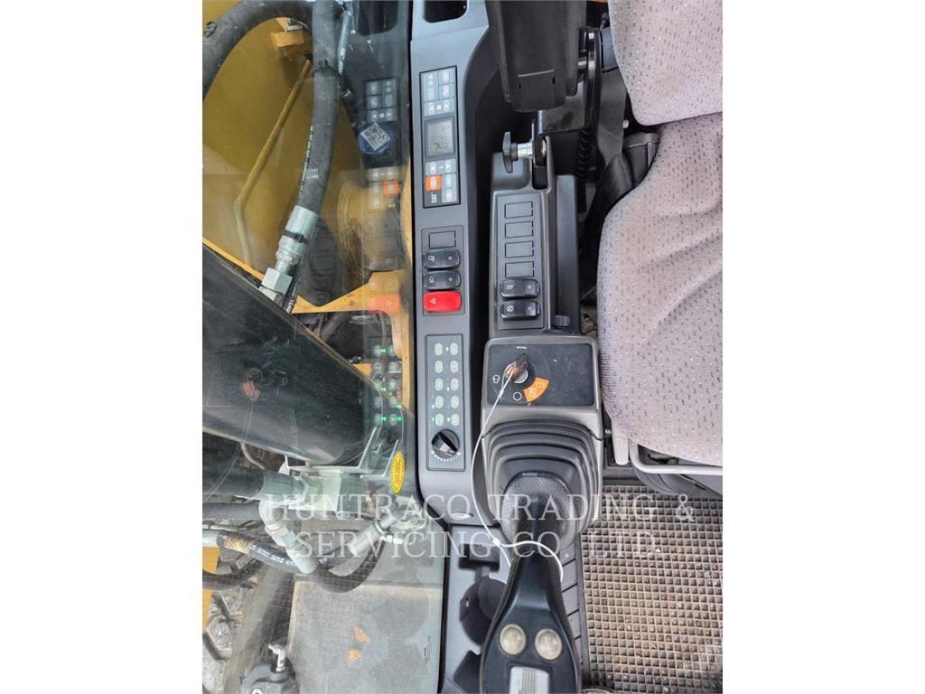 CAT M318F Bagri na kolesih