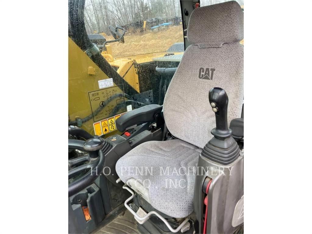 CAT M322F Bagri na kolesih