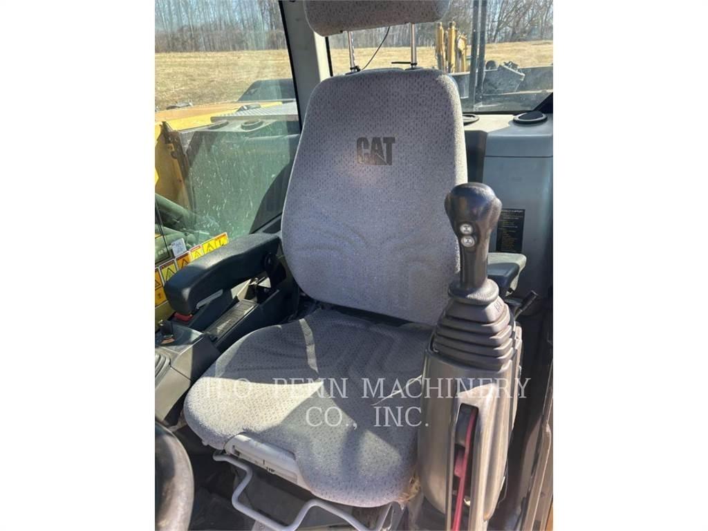CAT M322F Bagri na kolesih