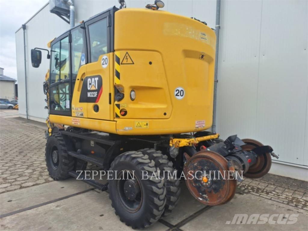 CAT M323F Bagri na kolesih