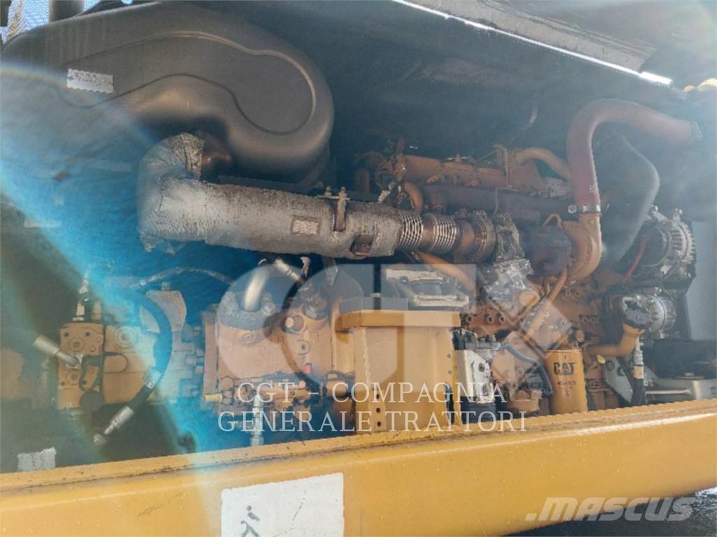 CAT MH 3024 Bagri na kolesih