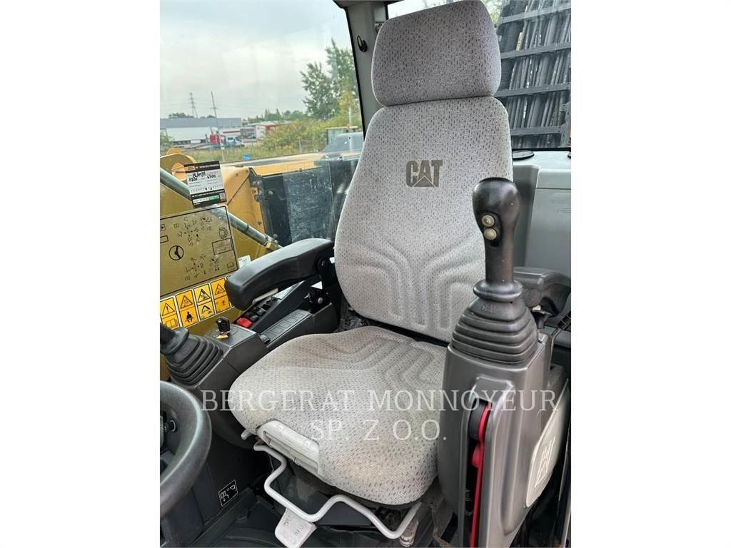 CAT MH3022 Bagri na kolesih