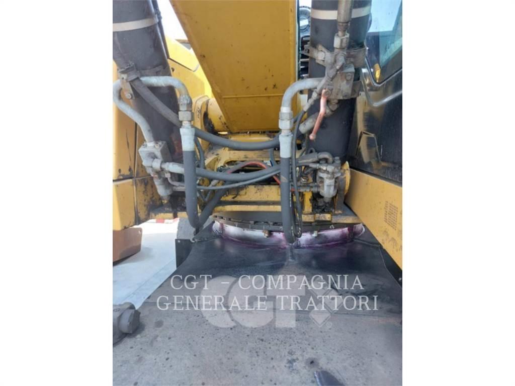 CAT MH3024 Bagri na kolesih
