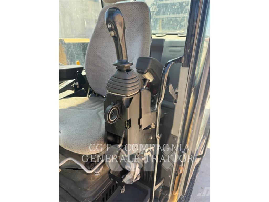 CAT MH3024 Bagri na kolesih