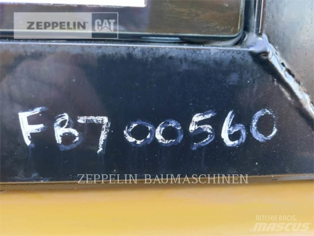 CAT MH3024-06C Rušilni bagri