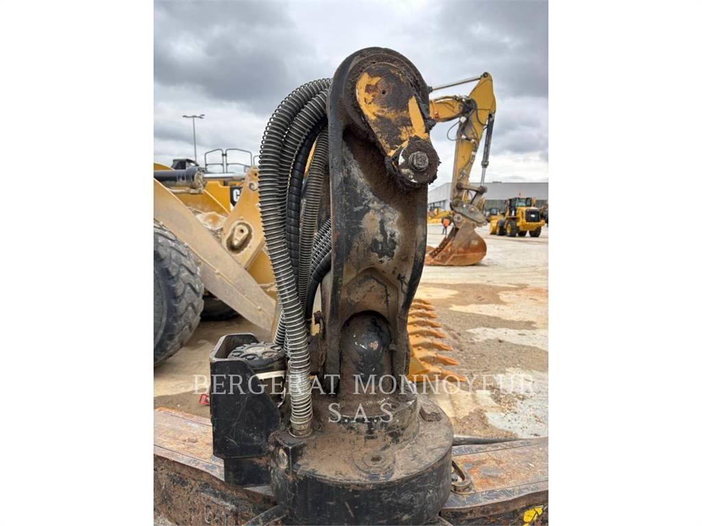 CAT MH3024-1 Bagri na kolesih