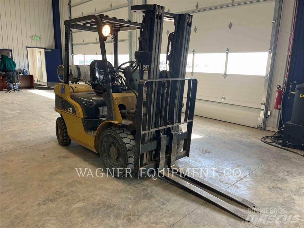 CAT P5000 Plinski viličarji