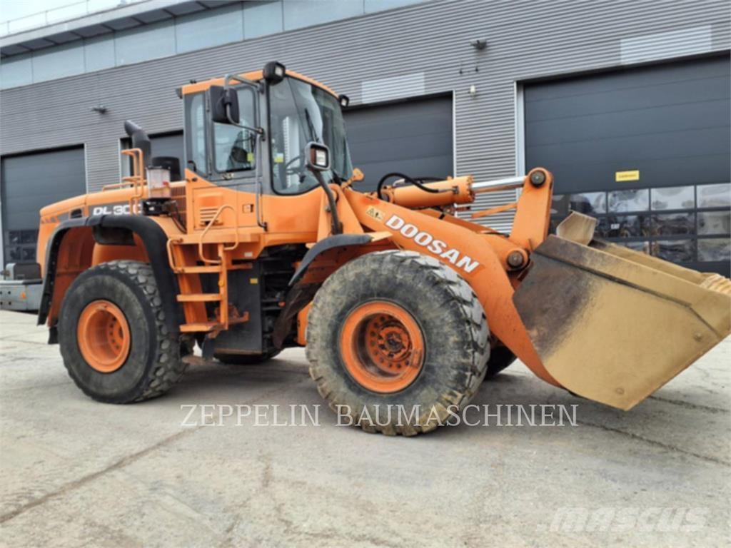 Doosan DL300 Kolesni nakladalci