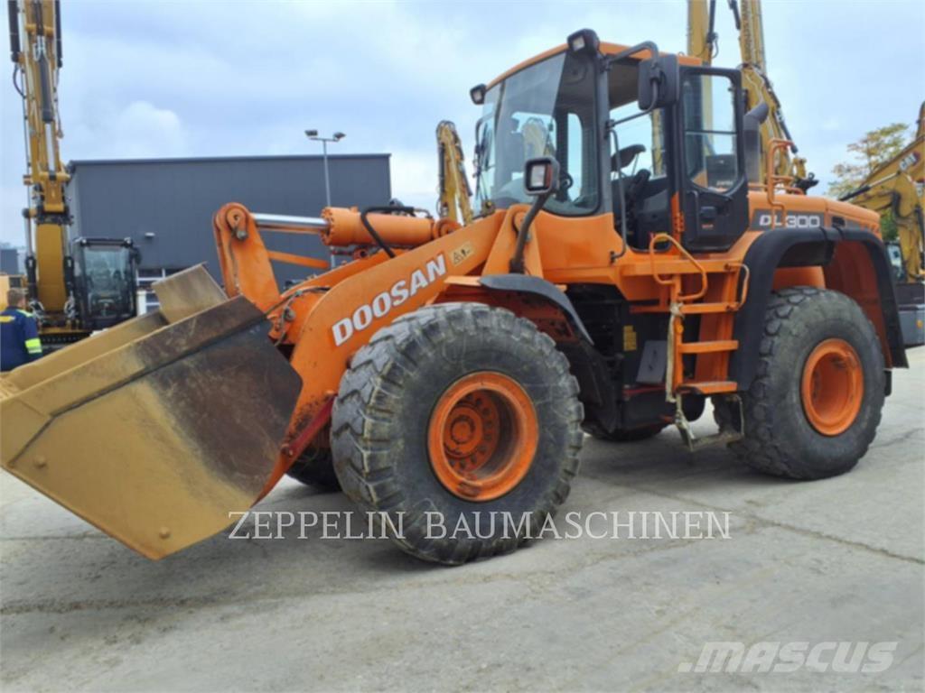 Doosan DL300 Kolesni nakladalci
