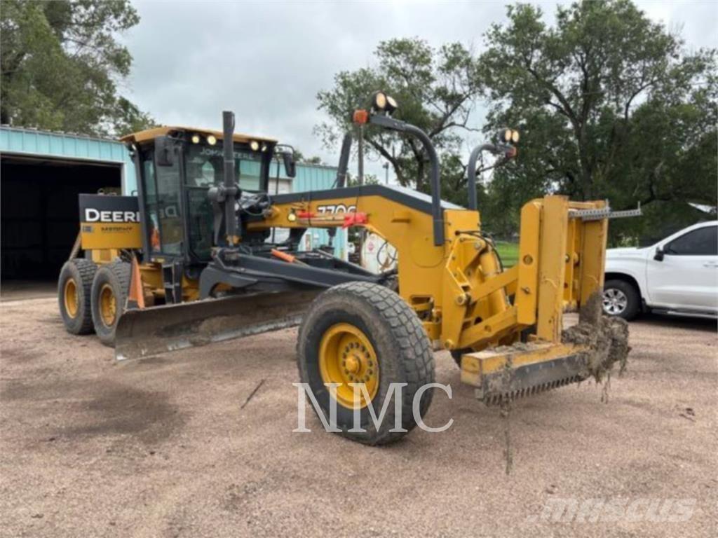 John Deere 770G Grederji