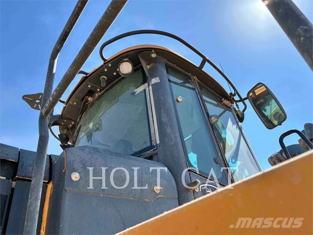 John Deere 844K III Kolesni nakladalci