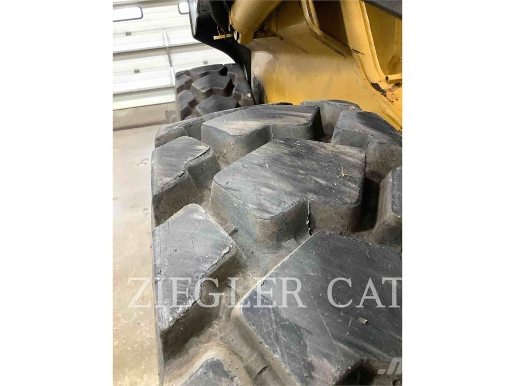 John Deere & CO. 320 D Skid steer mini nakladalci