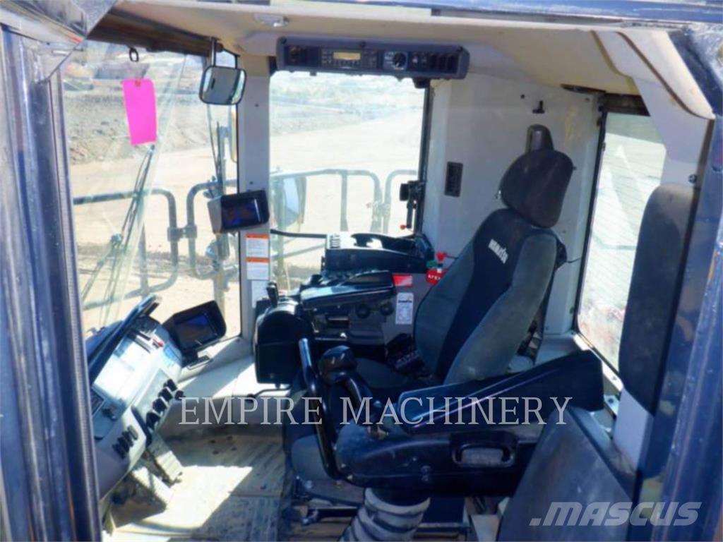 Komatsu WA900-8 Kolesni nakladalci