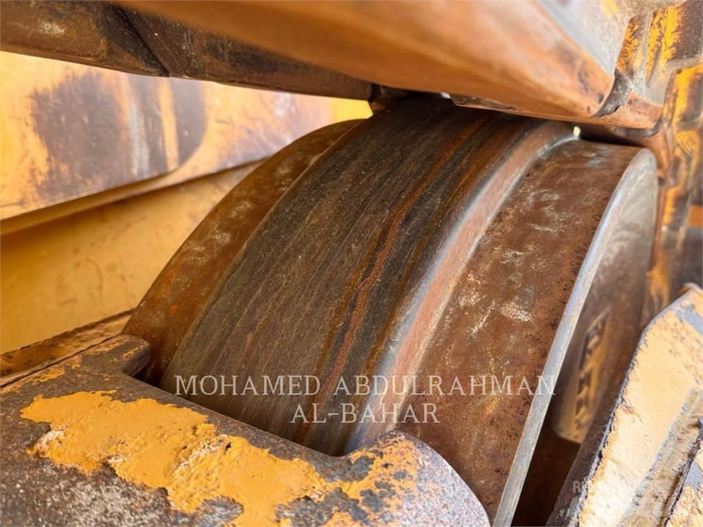 SEM MACHINERY SEM832 Buldožerji goseničarji