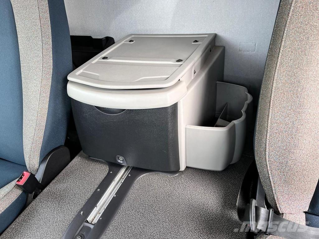 Volvo FL210 Tovornjaki zabojniki