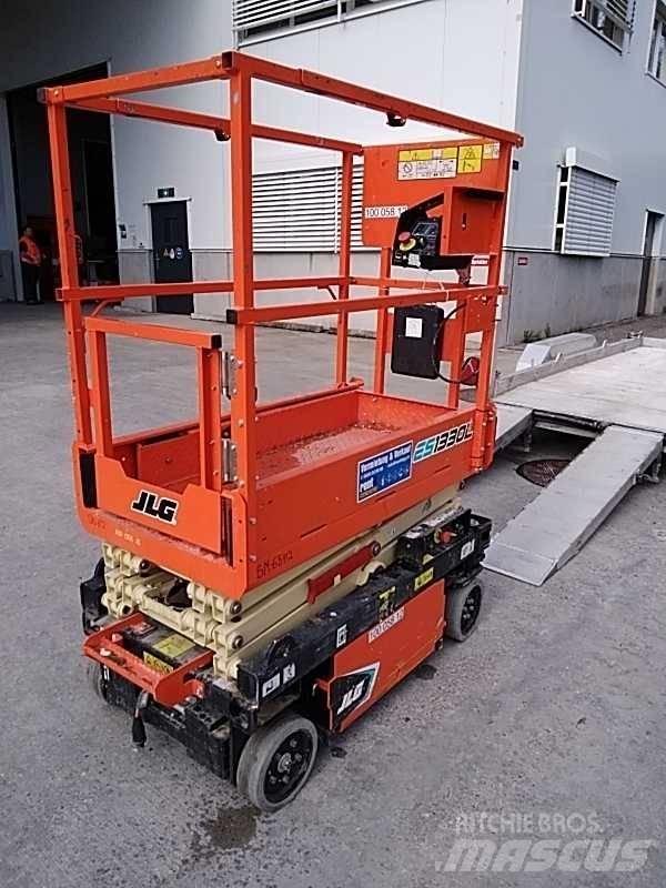 JLG ES 1330 L Škarjaste dvižne ploščadi