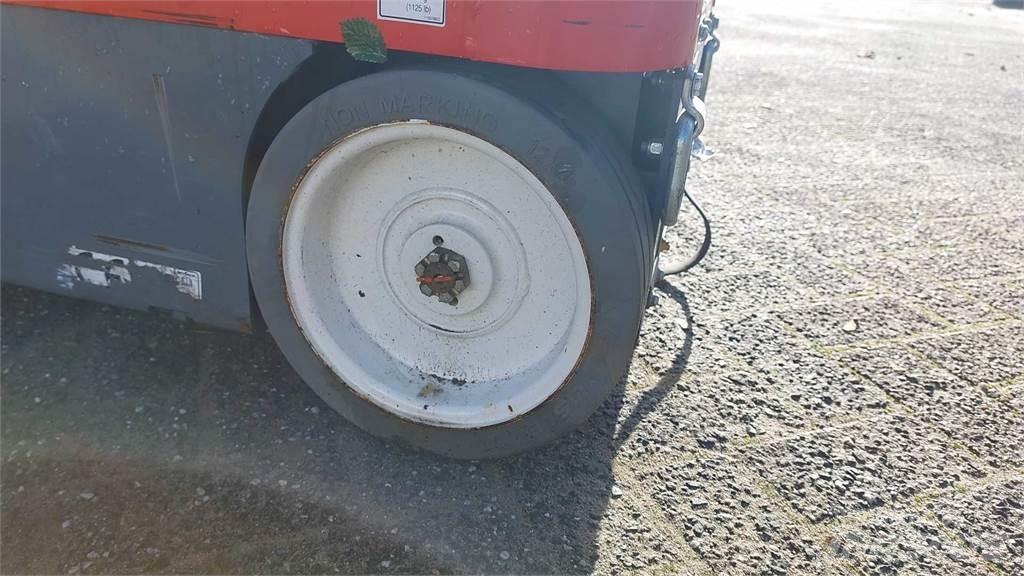 SkyJack SJ16 Druga dvigala in dvižne ploščadi