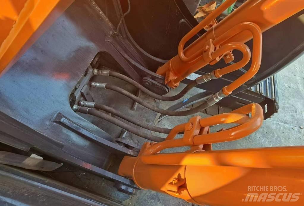 Hitachi ZX 200 Bagri goseničarji